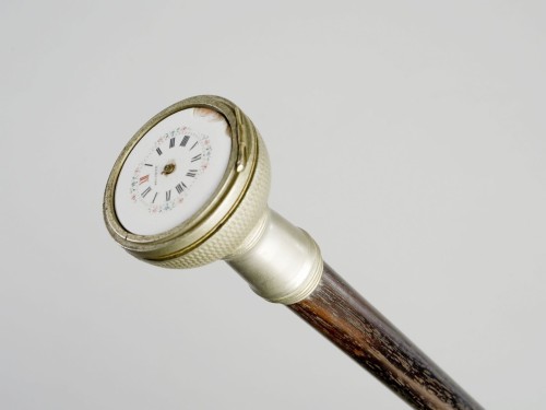 Ebbenhouten wandelstok met metalen knop waarin een horloge, (deksel en wijzers ontbreken), knop afschroefbaar